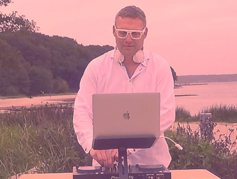 Clubfilla ist der DJ mit der weißen Brille